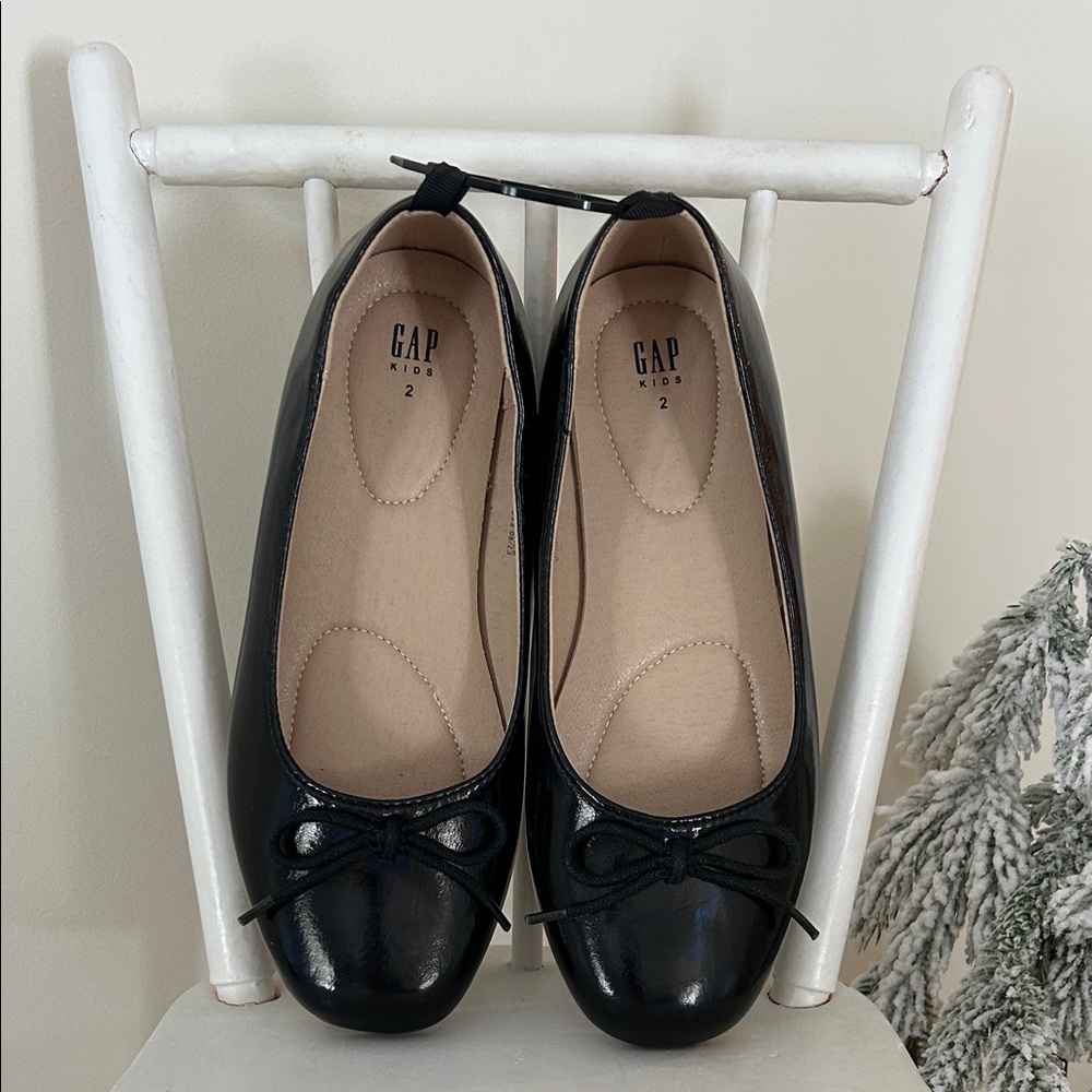 Gap True black size US 2 ballet flat with black string bow